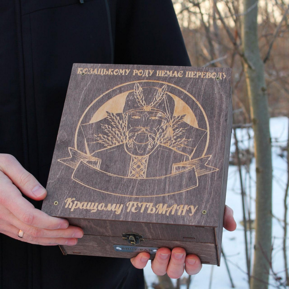 Наливатор алкоголю на 6 чарок з музикою та вбудованим акумулятором (з гравіюванням) 2425829550