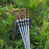 Шампур с гравировкой и деревянной ручкой - отличный подарок для любителей пикников.