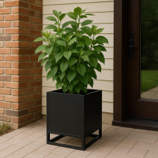 Чорне металеве кашпо для тераси