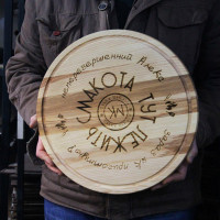 Кухонна дошка кругла з гравіруванням - смакота тут лежить
