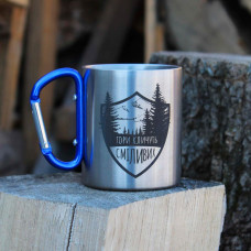 Металева чашка 250 мл з карабіном і гравіюванням - гори кличуть сміливих