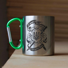 Металева чашка 250 мл з карабіном і гравіюванням - я живу на своїй богом даній землі