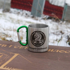 Металева чашка 250 мл з карабіном і гравіюванням - шахматний кінь