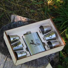 Подарунковий набір з фляги, чарок та коробки